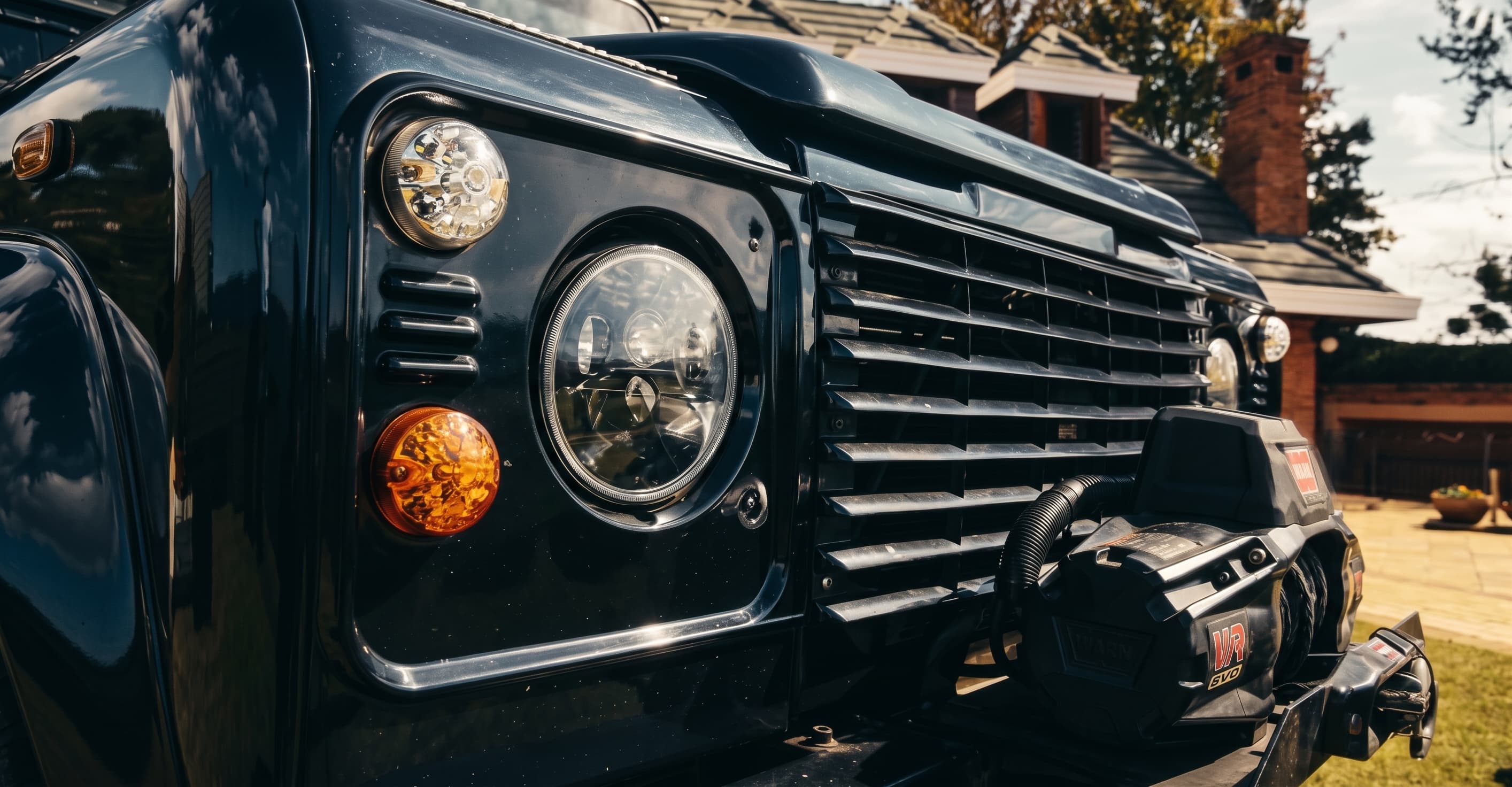 Detalhe frontal de Land Rover Defender com guincho