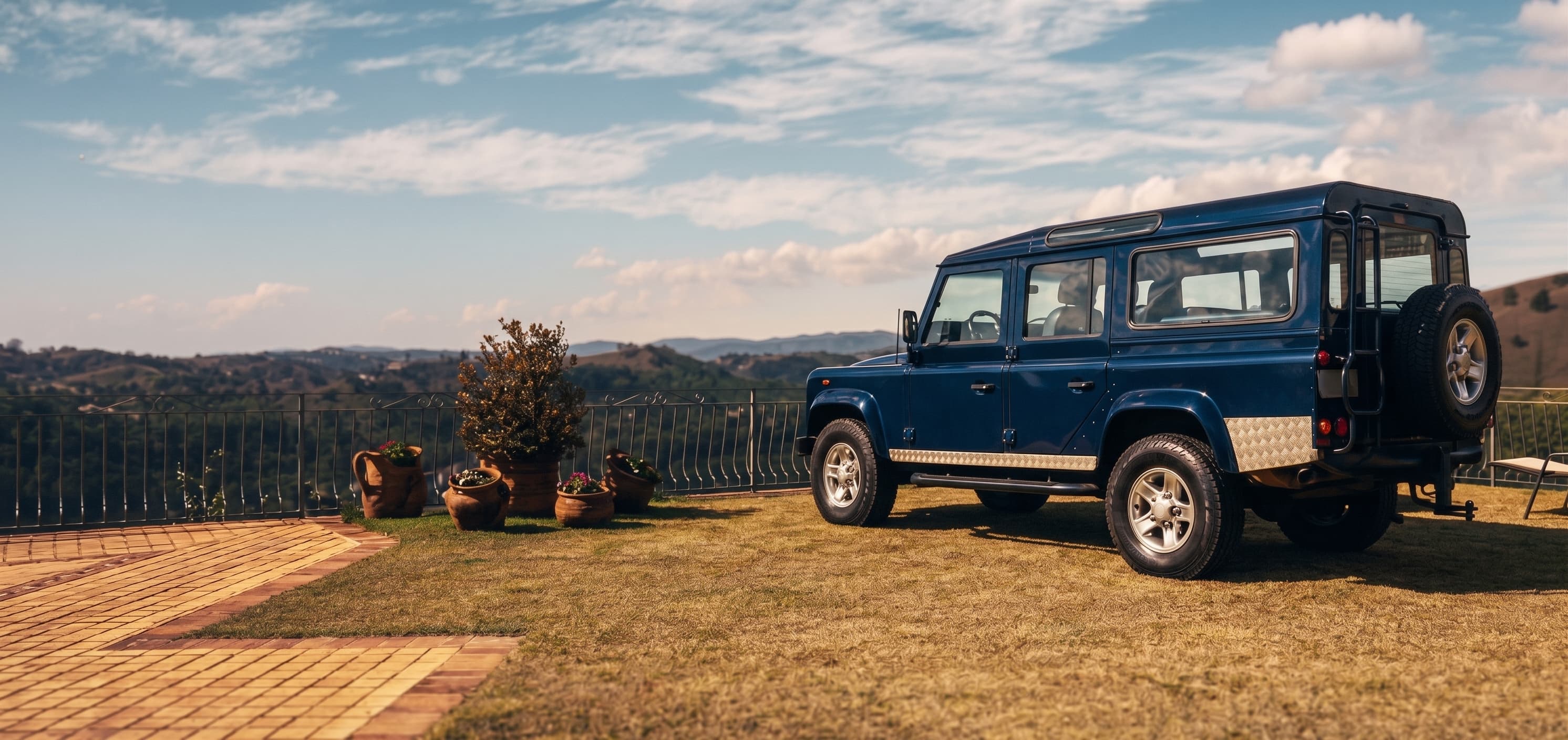 Defender em mirante com vista para as montanhas