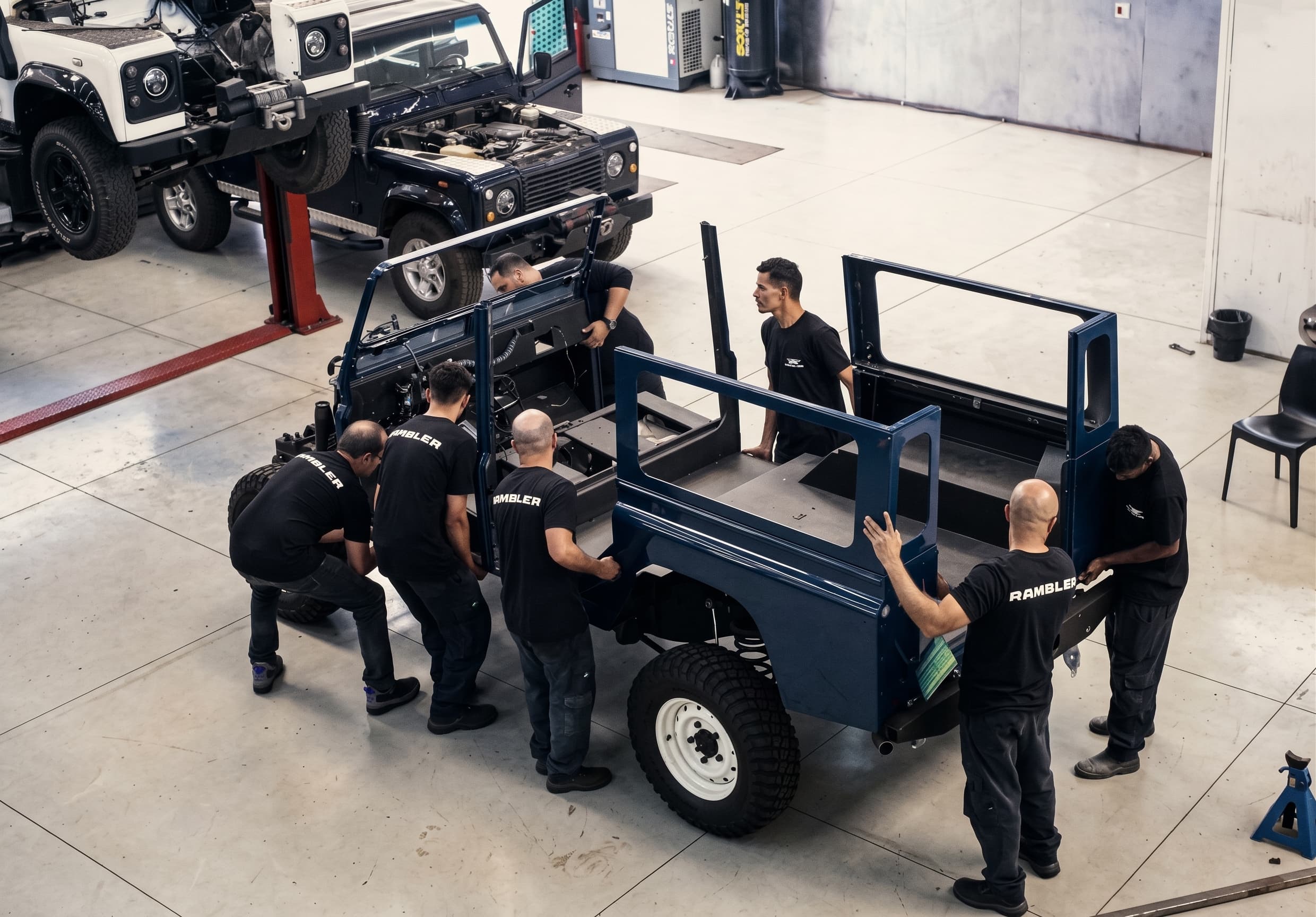 Equipe montando carroceria de Defender